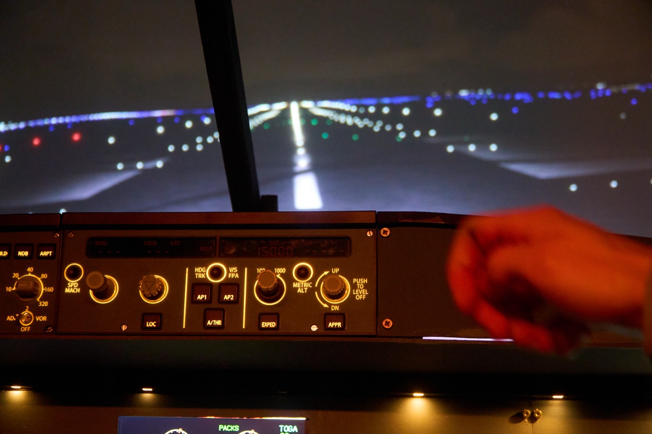 Airbus A320 Flugsimulator Cockpit in Mainz – Displays, Bedienfelder und Sidesticks